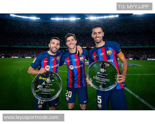 阿尔巴与布斯克茨宣布退役穆勒致敬两位传奇球员